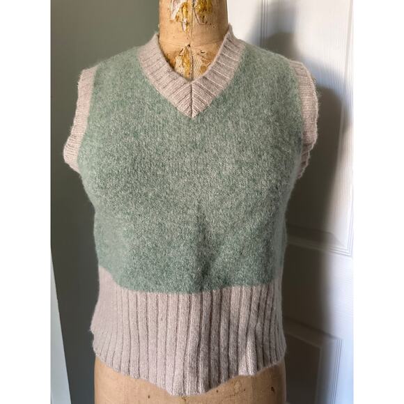 Vintage woman wool vest sage green cream sweater sleeveless v neck Maurices sz s - Picture 1 of 13